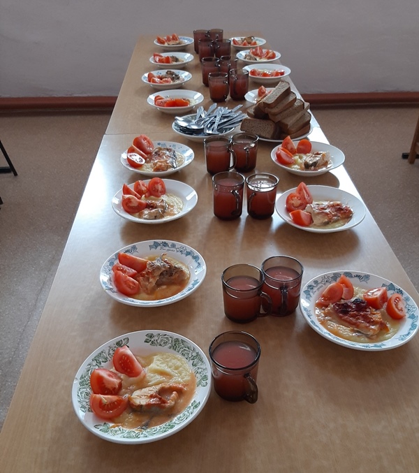 В школьной столовой